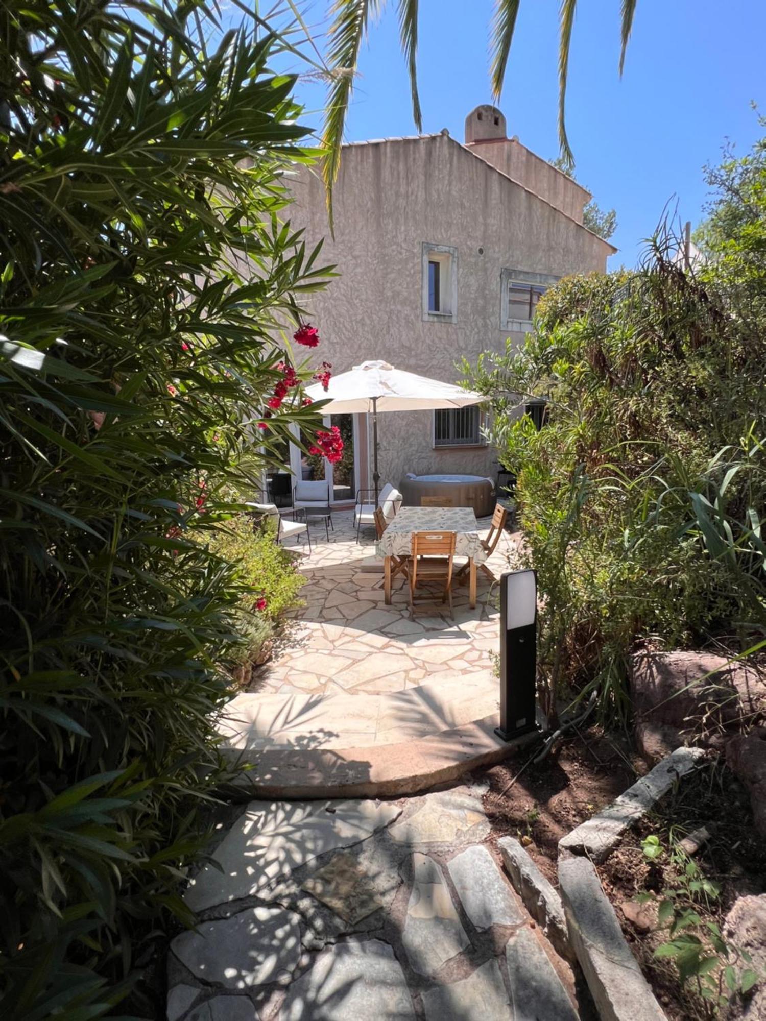 Simone, Appartement Maison, Quartier Calme, Grande Terrasse, Spa, Barbecue, 2 Chambres Frejus Exterior photo